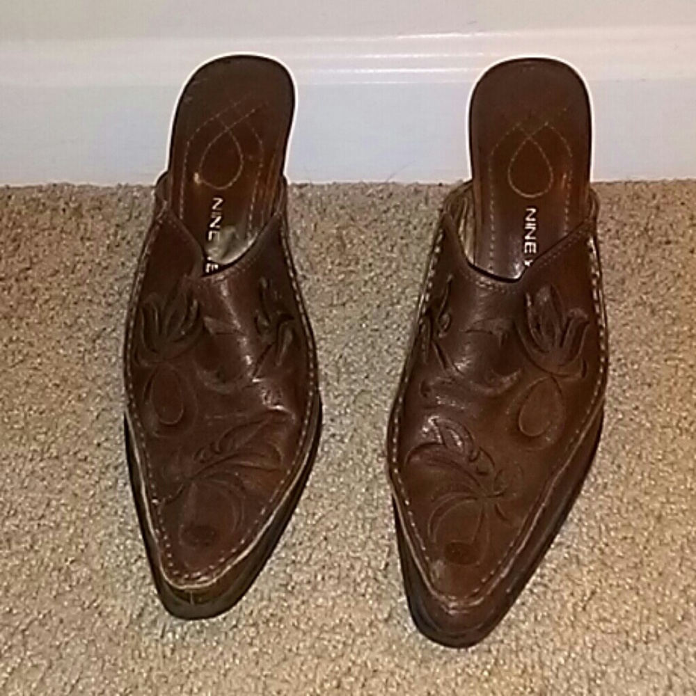 Pointed tote clogs